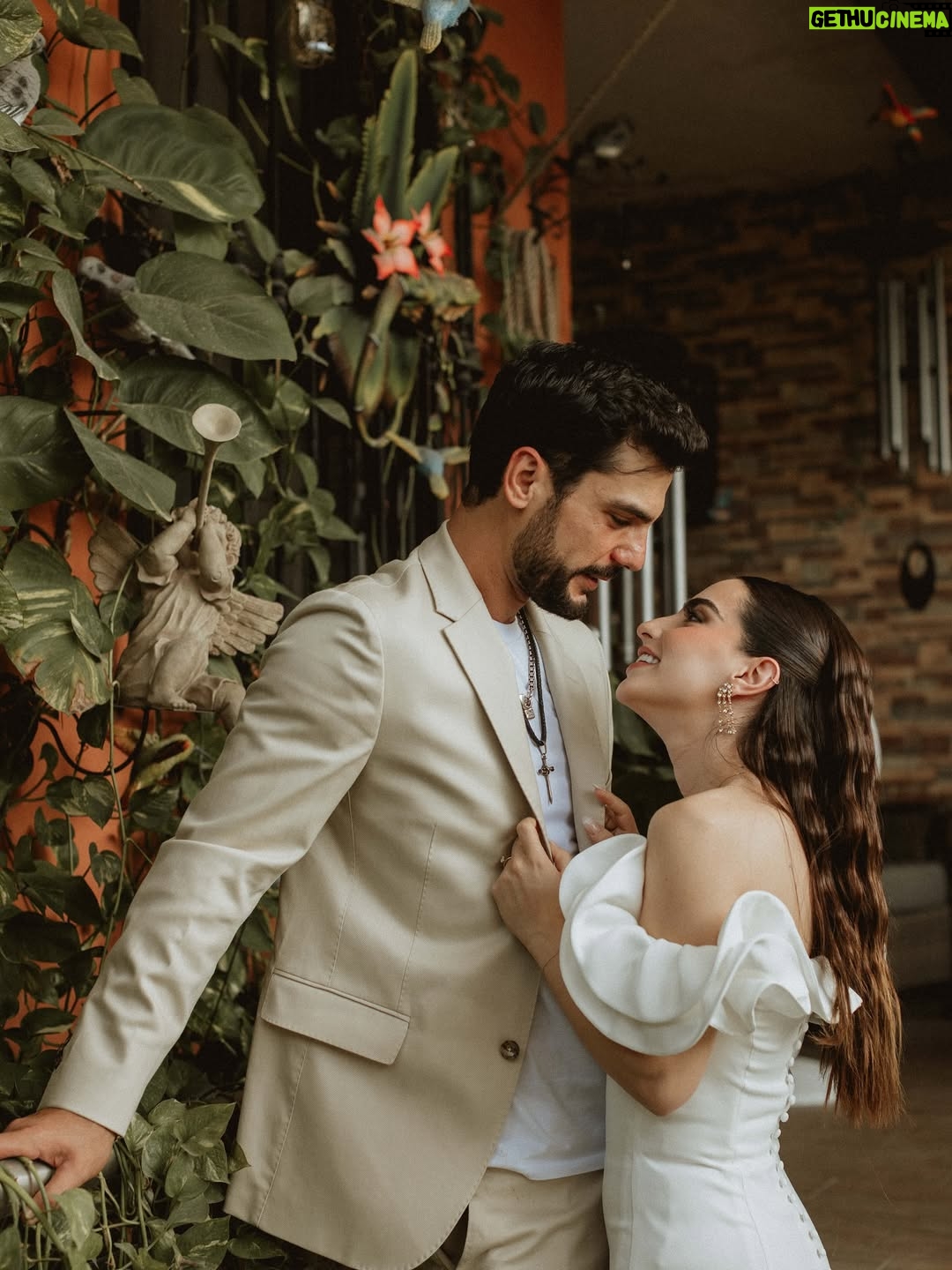 Fernanda Urdapilleta - 131.2K Likes - Fotos antes de nuestra boda civil pt. 1 🤍 (si, hay varias partes jiji 🤭) 
A casi un mes del mejor fin de semana de nuestras vidas (ya se, que rápido se pasa el tiempo 😱) empezamos a compartir nuestros momentos más especiales. 
Te amo con todas mis fuerzas @ramses_aleman aún no me creo que seas mi esposo!