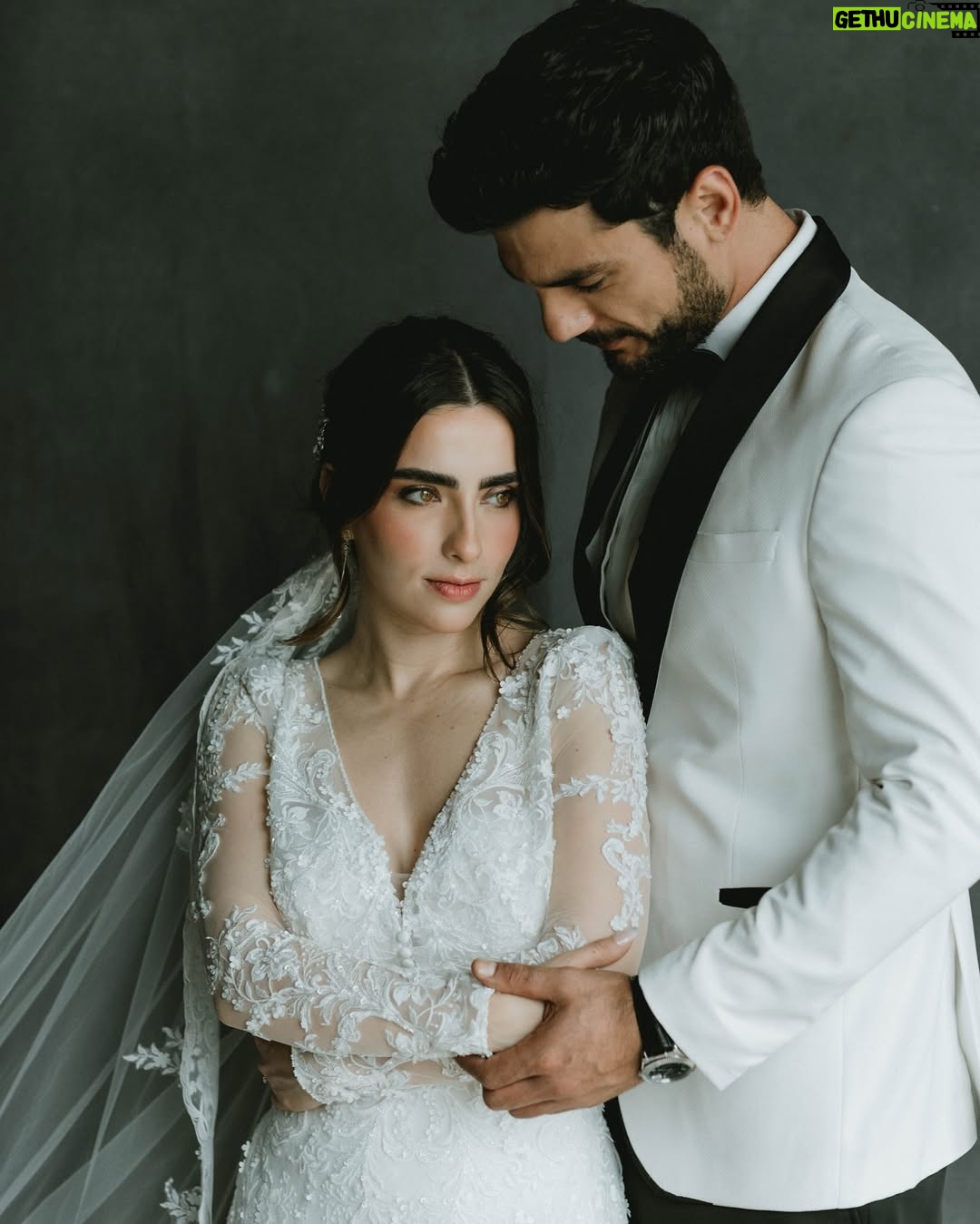 Fernanda Urdapilleta - 178.7K Likes - FER&RAMSES . Fui el fotógrafo de esta pareja con una historial literal de telenovela, esta es una primera entrega de los retratos de una gran historia que está escribiéndose página a página.