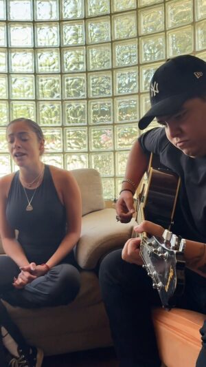 Ferny Graciano Instagram - TODO PASARÁ 🫀🤍
La música siempre será mi mejor lenguaje ✨