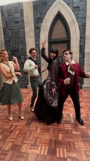 Ferny Graciano Instagram - Ya es miércoles… y cada vez estamos más cerca del gran estreno de #TomyZombie 🧟♂️💚
La mejor forma de esperar es bailando con mi elenco favorito ✨
¡No se lo pierdan muy pronto por @micanalcinco !
#ATH🍄 #AndreaTorre #TomyZombie #Canal5 #CuentaRegresiva #Bailando #Elenco #Dance #DetrásDeCámaras #BTS