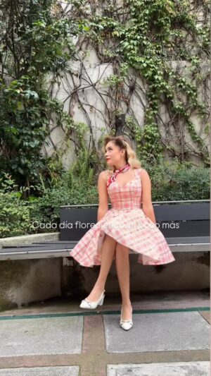 Ferny Graciano Instagram - Cada día floreciendo un poco más 🩷
Falta poquito para que conozcan a Chayo en #TomyZombie
Amo mis looks @auroraares
Gracias @ericreepycat por ayudarme con los videitos 🩷