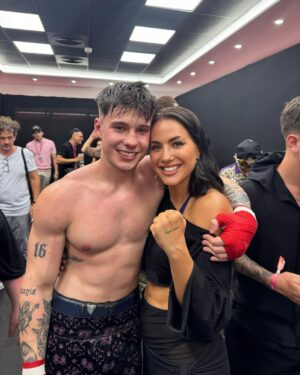 Flor Vigna Instagram - El verdadero campeón.✨
Es un orgullo ser tu amiga,
Sos de los que se parte el alma por la familia, por los amigos, sin esperar nada a cambio.
 Todos sabemos el resultado verdadero de hoy 💪🏼🥊