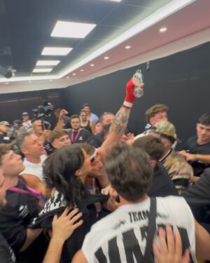 Flor Vigna Instagram - El verdadero campeón.✨
Es un orgullo ser tu amiga,
Sos de los que se parte el alma por la familia, por los amigos, sin esperar nada a cambio.
 Todos sabemos el resultado verdadero de hoy 💪🏼🥊
