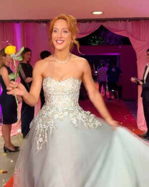 Flor Vigna Instagram - #MartinFierro #Moda ✨
Vestido de la gran @verodelacanal 
Accesorios  @joyastestorelli 
Make up y pelo by @yamibonitimakeup 
Bronce @luxurybronzeok 
Lentes @clarlentcolor