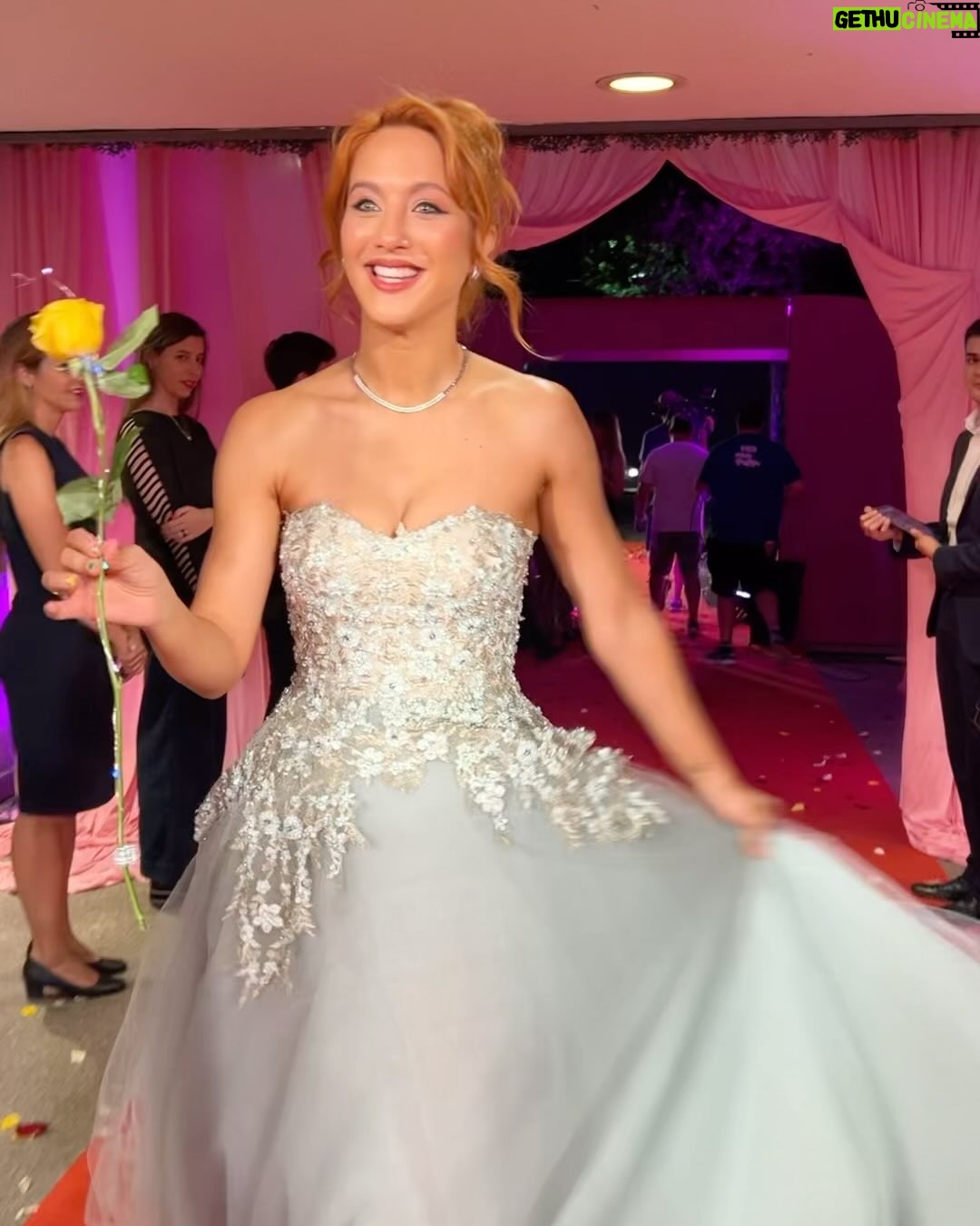 Flor Vigna - 88.5K Likes - #MartinFierro #Moda ✨
Vestido de la gran @verodelacanal 
Accesorios  @joyastestorelli 
Make up y pelo by @yamibonitimakeup 
Bronce @luxurybronzeok 
Lentes @clarlentcolor