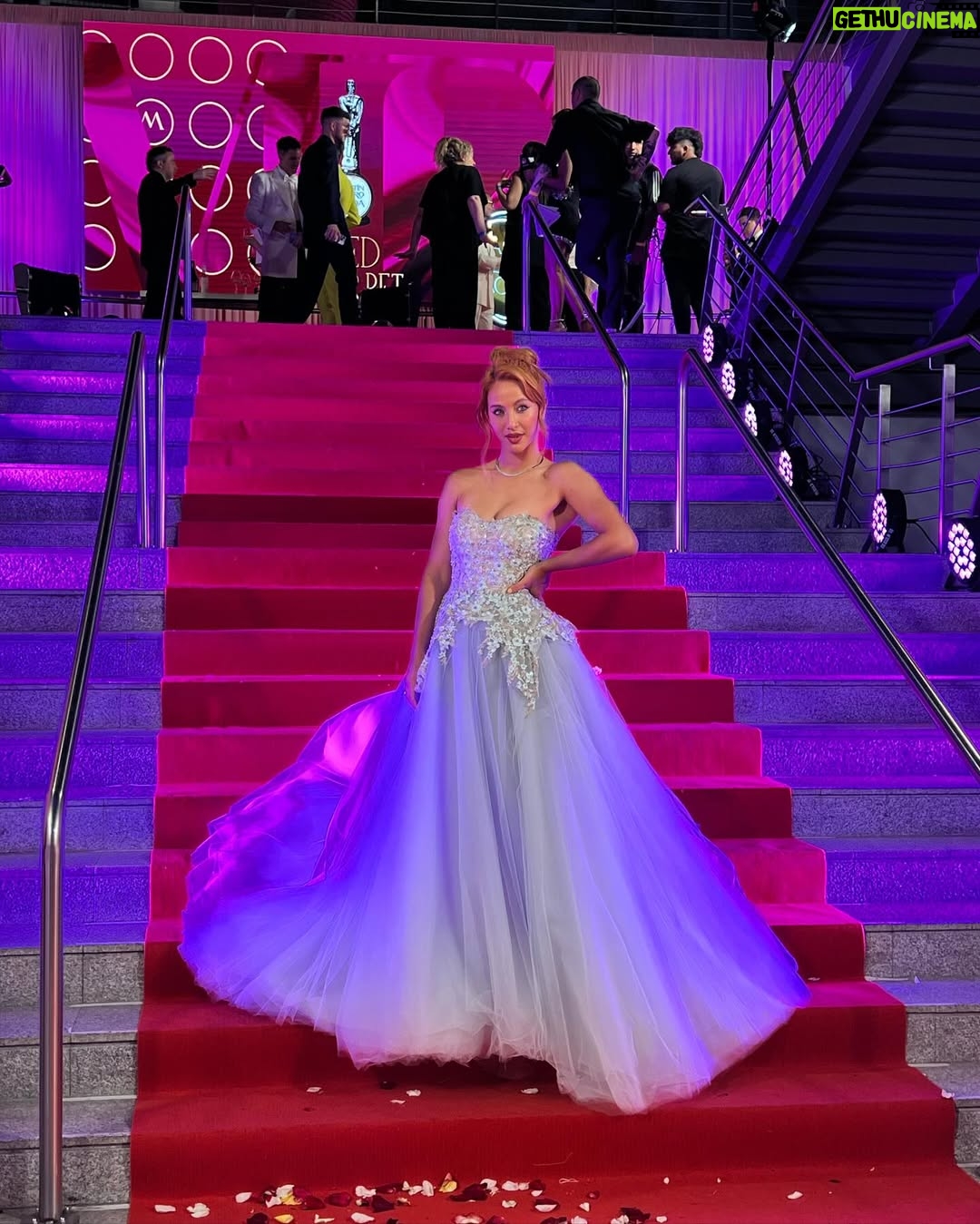 Flor Vigna - 88.5K Likes - #MartinFierro #Moda ✨
Vestido de la gran @verodelacanal 
Accesorios  @joyastestorelli 
Make up y pelo by @yamibonitimakeup 
Bronce @luxurybronzeok 
Lentes @clarlentcolor