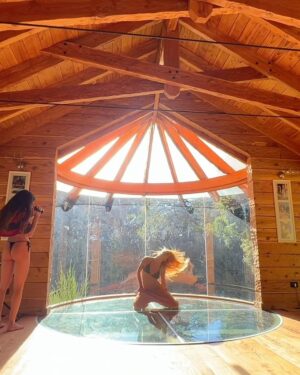 Flor Vigna Instagram - YA SALIO ❤️‍🩹
#PuedoSolita
El video muestra un poco del proceso  personal vivido en estos últimos tiempos.Ojala la letra y la vibra les haga transformar todo lo malo a bueno 🦋✨
Les dejo el link en mis historias 🫶🏻
Foto @brunoilusorio
Make up & hair @makeupbylautaro 
Estudio @carbonphotostudio 
Vestuario @victoriamolotok 
Letra y melodia : @florivigna
Producción musical : @tav.o_
Producción y dirección : @iarafernandezb
Edición : @ramiroian___

Amigos que acompañaron nuestro campamento creativo @elvillanoar, @raian_alen, @marketineta, capturas de @711_xfo