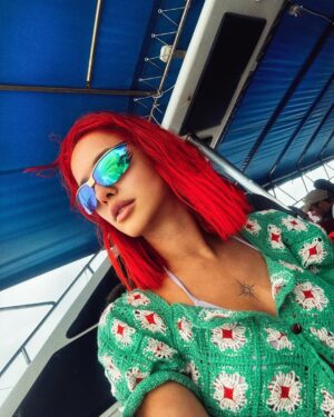 Flor Vigna Instagram - ¿Cuánto tiempo pierdo con lo que me asusta ?🎶
No somos para siempre ✨
Que gane la valentía y el renacer 
(vos podes)🌺
Con miedo pero vamos …
Y como dice nuestra canción : Vivir es urgente 🦋
(Parezco  un sobrecito de azúcar con 5 frases caqui  pero solo es intensidad,dsp de atravesar medio planeta por primera vez🌎) , estoy aprendiendo mucho , los quiero gracias por estar SIEMPRE 🙏🏻