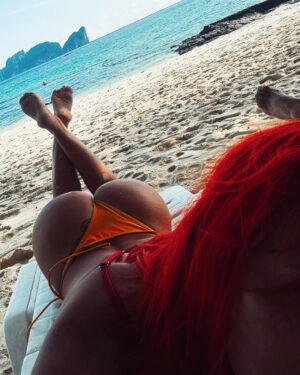 Flor Vigna Instagram - ¿Cuánto tiempo pierdo con lo que me asusta ?🎶
No somos para siempre ✨
Que gane la valentía y el renacer 
(vos podes)🌺
Con miedo pero vamos …
Y como dice nuestra canción : Vivir es urgente 🦋
(Parezco  un sobrecito de azúcar con 5 frases caqui  pero solo es intensidad,dsp de atravesar medio planeta por primera vez🌎) , estoy aprendiendo mucho , los quiero gracias por estar SIEMPRE 🙏🏻