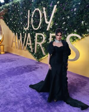 Fouz Al Fahad Instagram - سعيدة جداً بتواجدي في حدث العالم كله ينتظره ..
JOY AWARDS🏆🎩
احلى الليالي في الرياض 🇸🇦🎥