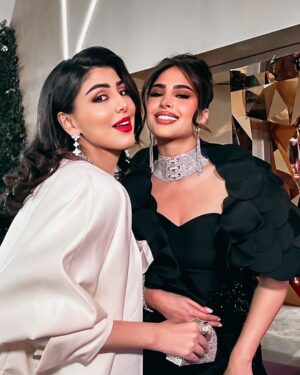 Fouz Al Fahad Instagram - سعيدة جداً بتواجدي في حدث العالم كله ينتظره ..
JOY AWARDS🏆🎩
احلى الليالي في الرياض 🇸🇦🎥