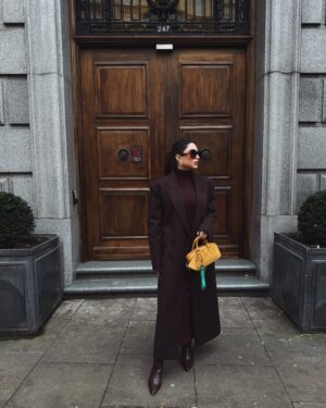 Fouz Al Fahad Instagram - واحتضني مثل الشتاء.. فإني
في الهوى، لا أطيقُ ضعفَ الربيع .. 🍂