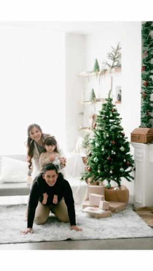 Franda Instagram - CHRISTMAS 2021 🎄🎉🎁
.
Photo : @gail.family @gidwinata
Make up : @jealangel.works
Styling Decor : @kanalaproject @priskachristiany
Studio : @khayalastudio
.
#Christmas2021
#SamuelFrandaVechia
