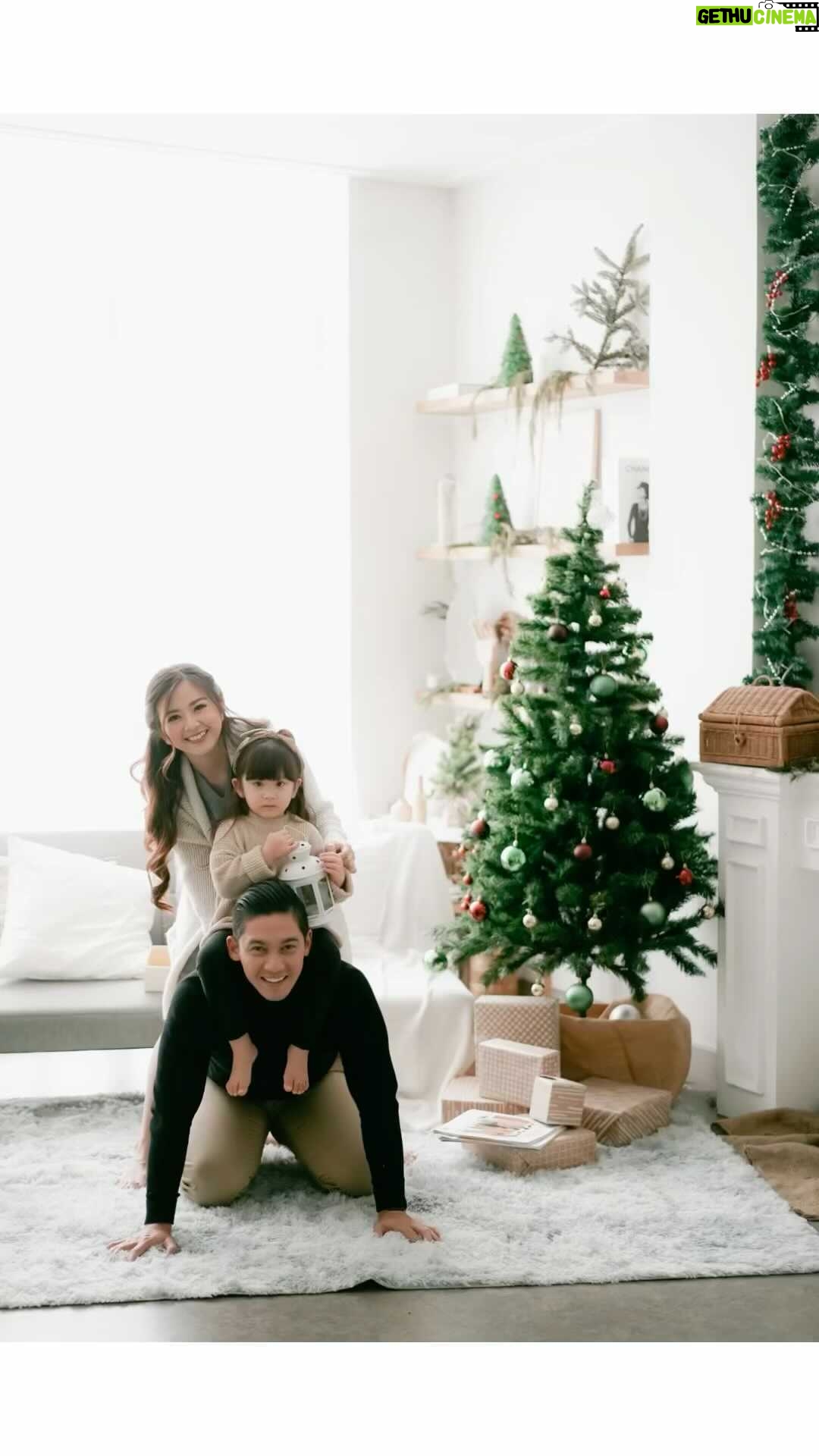 Franda - 47K Likes - CHRISTMAS 2021 🎄🎉🎁
.
Photo : @gail.family @gidwinata
Make up : @jealangel.works
Styling Decor : @kanalaproject @priskachristiany
Studio : @khayalastudio
.
#Christmas2021
#SamuelFrandaVechia