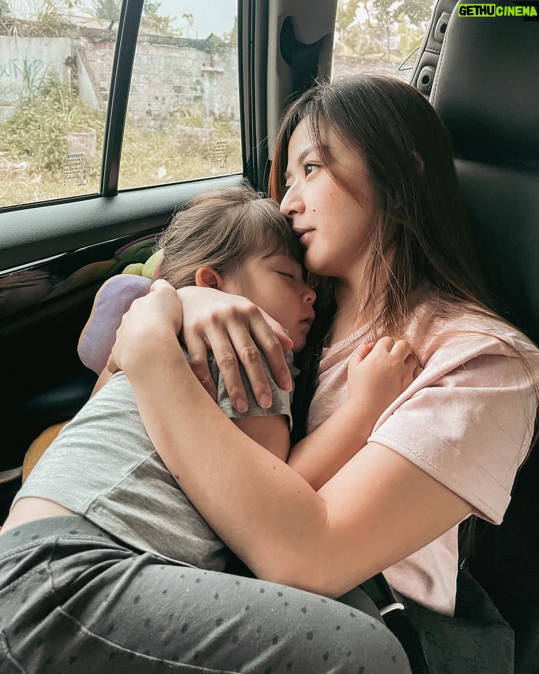 Franda - 92K Likes - Menikmati masanya Vechia yg apa2 maunya sama mama ❤️ apalagi kalo mau tidur.. permintaannya “mau peluk mama…” sambil jarinya mainin bibir mamanya sampe ketiduran..
Sebelum bentar lagi apa2 maunya sendiri 🥲💔
duh.. please don’t grow up too fast, nak!
.
📷 : @jotaniaa
.
#tiba2mellow #motherhood
#momanddaughter