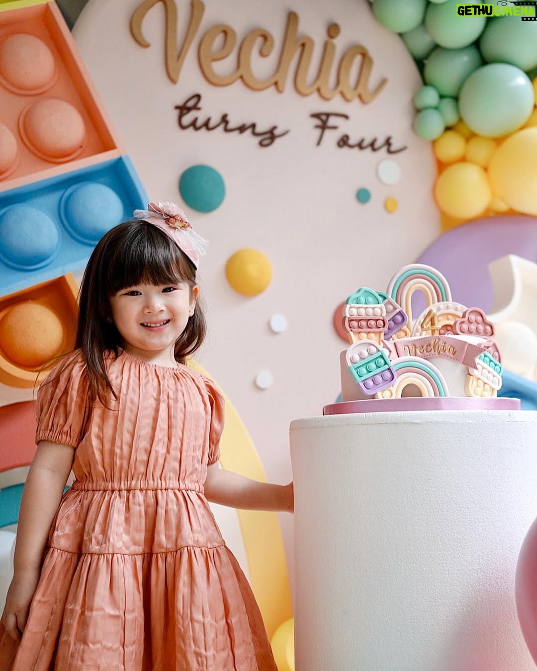 Franda - 74.1K Likes - Anak kecil ini besok ulang tahun yang ke-5 🥲 how time flies! please don’t grow up too fast kakak 🥹❤️
.
Nah, karena besok udah ganti umur, dan sekarang mumpung masih 4 tahun, kita post dulu foto pas birthday tahun lalu yg ga sempet ke-post entah kenapa hahahha 🤪🫢
.
🎂 : @sugarhighpatisserie