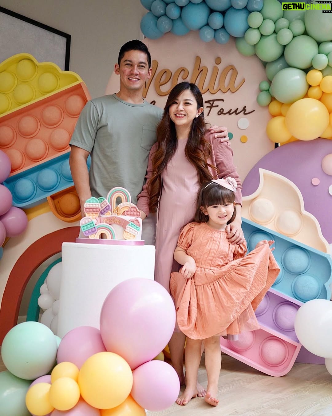 Franda - 74.1K Likes - Anak kecil ini besok ulang tahun yang ke-5 🥲 how time flies! please don’t grow up too fast kakak 🥹❤️
.
Nah, karena besok udah ganti umur, dan sekarang mumpung masih 4 tahun, kita post dulu foto pas birthday tahun lalu yg ga sempet ke-post entah kenapa hahahha 🤪🫢
.
🎂 : @sugarhighpatisserie