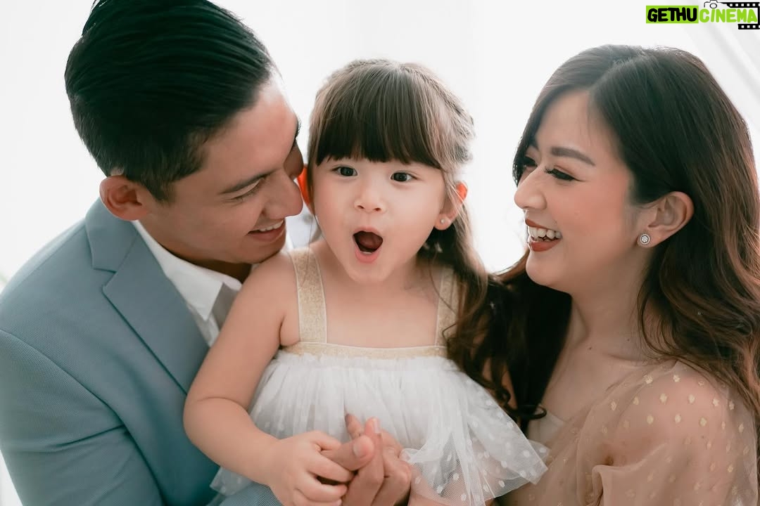 Franda - 74K Likes - Big sister-to-be yang maunya dipanggil “kakak Vechia” 🥰🥰🥰
.
Photo : @gail.family @gidwinata
Makeup : @jealangel.works @jealangel
Franda’s dress : @bisou.attire
Vechia’s dress : @kakapofficial
.
#SamuelFrandaVechia