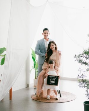 Franda Instagram - By the grace of God, our family is growing by one heart ❤️
We will welcome our newest blessing in 2022 🎉😇
.
HAPPY NEW YEAR everyone!!! 🎉🥳
.
Photo : @gail.family @gidwinata
Make up : @jealangel.works @jealangel
Styling Decor : @kanalaproject @priskachristiany
Franda’s Dress : @bisou.attire
Vechia’s Dress : @kakapofficial
Studio : @khayalastudio
.
#SamuelFrandaVechia
#pregnancyannouncement
#17weekspregnant