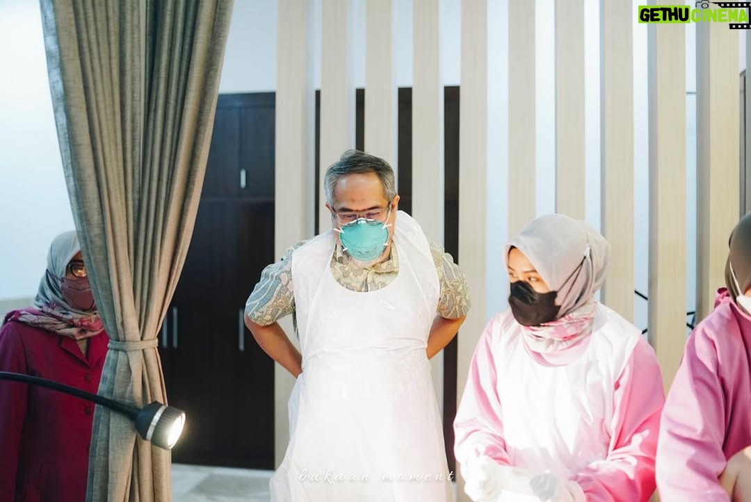 Franda - 50.1K Likes - Dari hati yang paling dalam.. kami ingin mengucapkan terima kasih yang sebesar-besarnya kepada seluruh tim @lahirditembuni atas segala bantuan, pelayanan, dan perhatian yang kami terima selama proses kehamilan hingga persalinan kemarin.. 

Terima kasih dokter @ridwansude yang sudah membantu kami sejak kehamilan pertama, yg punya waktu buat pertanyaan2 kami & selalu punya jawaban yang menenangkan dan ga bikin panik bumil.. makasi ya dok.. pasti kangen deh sama obrolan2 ngalor ngidulnya suami & dokter yang bikin ketawa2 😆 Jadi, sampai ketemu di anak ketiga ga nih dok baiknya? 😂

Terima kasih juga yg tak terhingga buat bidan @alvindaprtv, bidan @rinaranchoo dan bidan @alginaharma yang dengan sabar mensupport, menemani, dan membantu selama proses persalinan kemarin.. 🥲❤️ sehat2 selalu ya.. 🙏🏻
dan juga @dokter_natia atas bantuannya.. sampai ketemu waktu vaksinasi yaa dok ☺️

Dan ga lupa terima kasih tentunya buat tim @bukaan.moment.. mba Aya, mba Puput.. yang sebenernya udah janjian semenjak kehamilam pertama 🤭 thank you for capturing our precious & unforgettable moment ❤️

Kalian semua akan selalu menjadi bagian dari cerita keluarga kecil kami.. ❤️

Love,
Samuel - Franda - Vechia - Faleia
🤍🤍🤍🤍