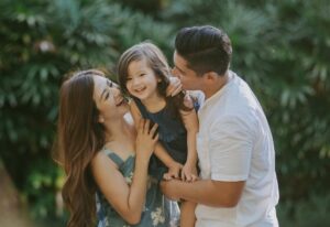 Franda Instagram - Anak kecil ini suka banget nyempil di tengah2 mama papanya 🙊😌
.
Dan udah mulai posesiff 🤣 kalo liat mama papanya peluk2an, suka didorong2 sambil bilang “no hug no hug” 🤣😝
.
Kalo liat papanya cium mamanya, pasti ga terima, langsung buru2 dicium lagi aku, biar ga ada bekas papanya kali ya maksudnyaa 🤣🤣🤣 gemassshhh
.
📷 : @ilovebaliphotography
.
#SamuelFrandaVechia
#family #daughter
