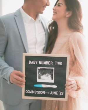 Franda Instagram - By the grace of God, our family is growing by one heart ❤️
We will welcome our newest blessing in 2022 🎉😇
.
HAPPY NEW YEAR everyone!!! 🎉🥳
.
Photo : @gail.family @gidwinata
Make up : @jealangel.works @jealangel
Styling Decor : @kanalaproject @priskachristiany
Franda’s Dress : @bisou.attire
Vechia’s Dress : @kakapofficial
Studio : @khayalastudio
.
#SamuelFrandaVechia
#pregnancyannouncement
#17weekspregnant