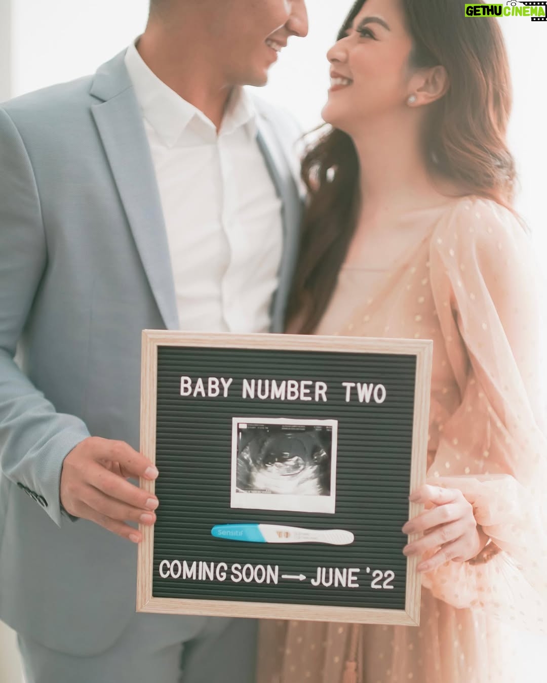 Franda - 119.1K Likes - By the grace of God, our family is growing by one heart ❤️
We will welcome our newest blessing in 2022 🎉😇
.
HAPPY NEW YEAR everyone!!! 🎉🥳
.
Photo : @gail.family @gidwinata
Make up : @jealangel.works @jealangel
Styling Decor : @kanalaproject @priskachristiany
Franda’s Dress : @bisou.attire
Vechia’s Dress : @kakapofficial
Studio : @khayalastudio
.
#SamuelFrandaVechia
#pregnancyannouncement
#17weekspregnant