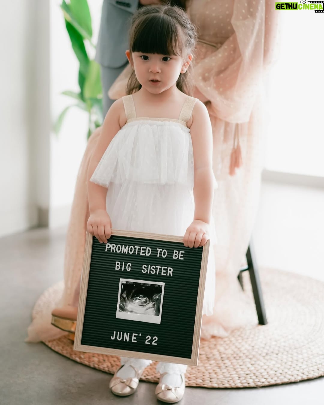 Franda - 119.1K Likes - By the grace of God, our family is growing by one heart ❤️
We will welcome our newest blessing in 2022 🎉😇
.
HAPPY NEW YEAR everyone!!! 🎉🥳
.
Photo : @gail.family @gidwinata
Make up : @jealangel.works @jealangel
Styling Decor : @kanalaproject @priskachristiany
Franda’s Dress : @bisou.attire
Vechia’s Dress : @kakapofficial
Studio : @khayalastudio
.
#SamuelFrandaVechia
#pregnancyannouncement
#17weekspregnant