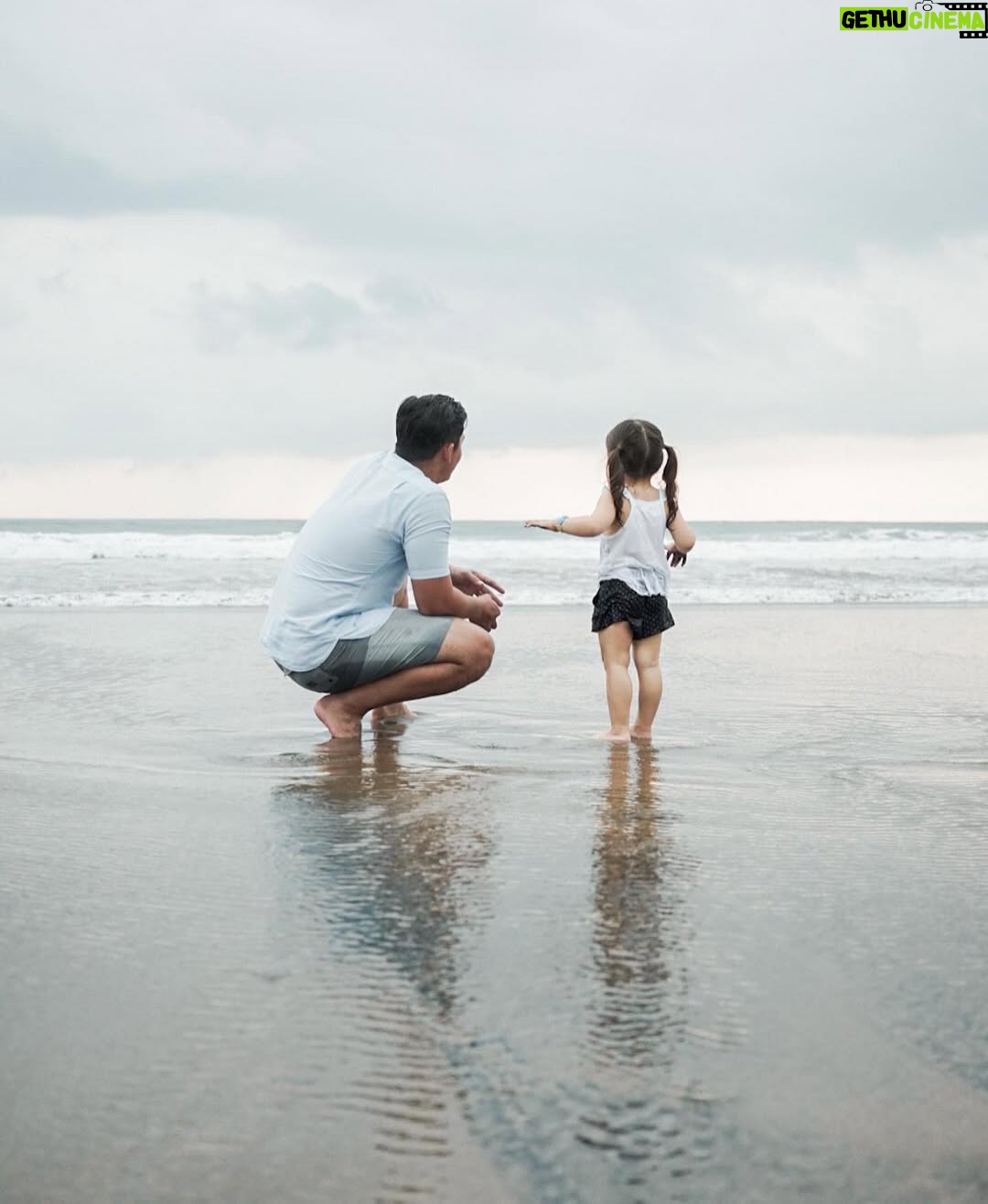 Franda - 41.4K Likes - Selamat Hari Ayah Nasional papa hebatnya Vechia @samuel_zylgwyn ❤️🤗
.
“The righteous man walks in his integrity;
His children are blessed after him.”
‭‭~ Proverbs‬ ‭20:7‬ ~
.
#HariAyahNasional