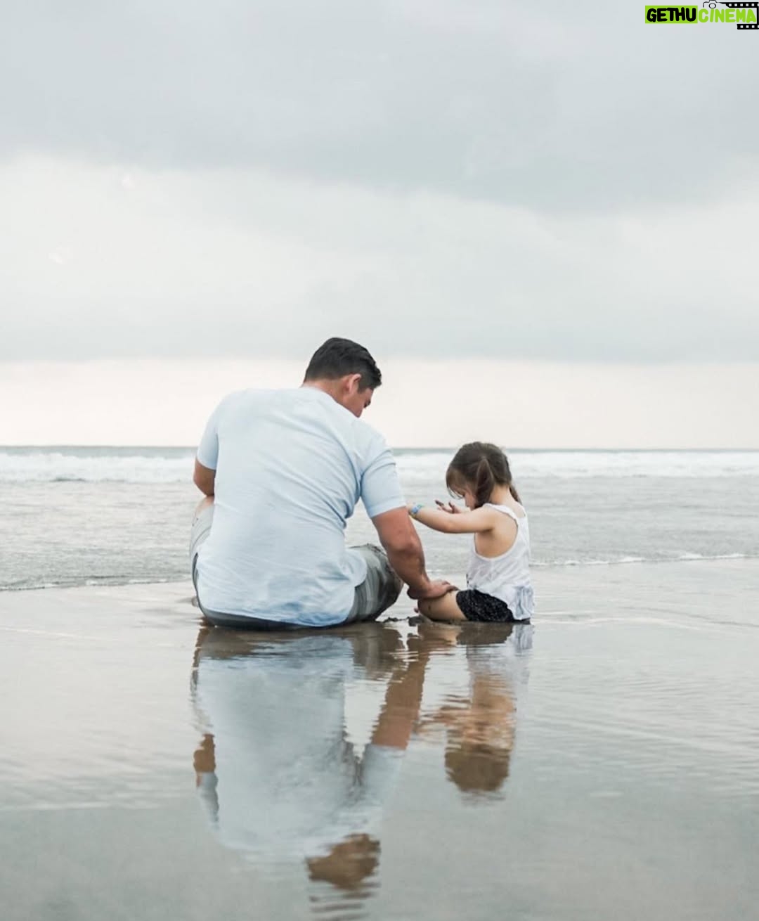 Franda - 41.4K Likes - Selamat Hari Ayah Nasional papa hebatnya Vechia @samuel_zylgwyn ❤️🤗
.
“The righteous man walks in his integrity;
His children are blessed after him.”
‭‭~ Proverbs‬ ‭20:7‬ ~
.
#HariAyahNasional