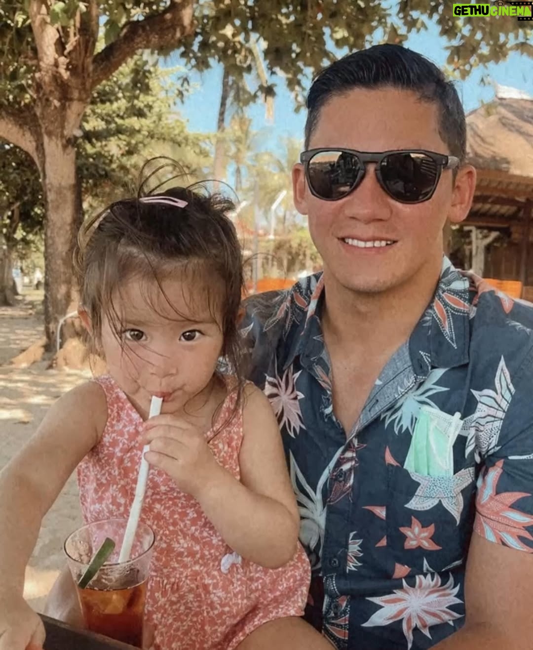 Franda - 41.4K Likes - Selamat Hari Ayah Nasional papa hebatnya Vechia @samuel_zylgwyn ❤️🤗
.
“The righteous man walks in his integrity;
His children are blessed after him.”
‭‭~ Proverbs‬ ‭20:7‬ ~
.
#HariAyahNasional