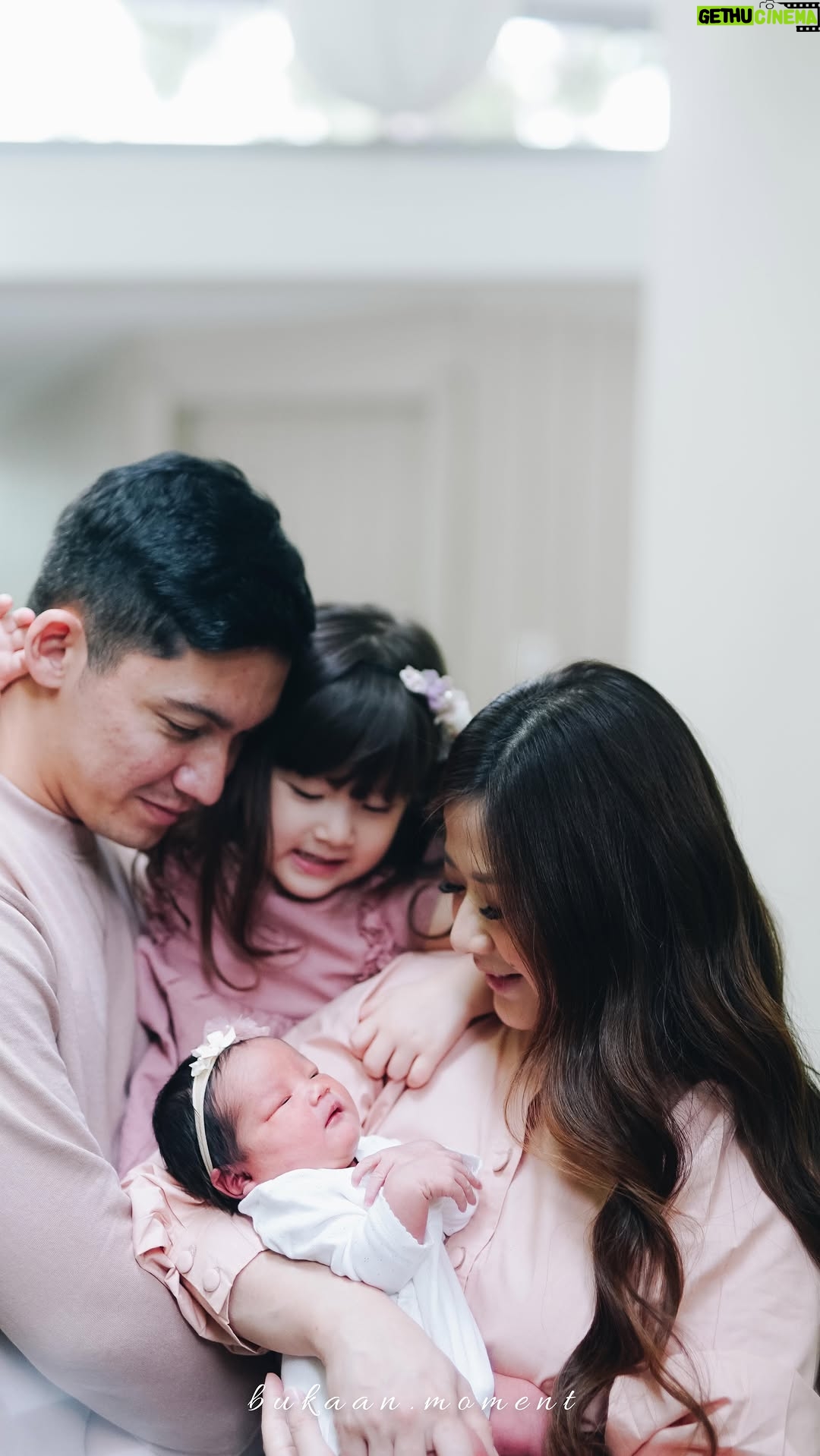 Franda - 94.8K Likes - Beberapa minggu sebelum Faleia lahir, Vechia pernah cerita..
👧🏻 : Ma.. Vechia tadi mimpi angel 
🤰🏻 : Oiya, angelnya ngapain? 
👧🏻 : Angelnya bantuin mama lahirin adek 
🤰🏻 : 🥹🥹🥹… Ada Jesus juga ga?
👧🏻 : Iya.. ada. Ada Jesus sama angel banyak, bantuin mama lahirin adek
🤍🤍🤍🤍🤍🤍
.
Speechless, terharu dan bersyukur bangett dengernya.. Dan kami betul betul imani bahwa Vechia saat itu lagi jadi perpanjangan lidahNya Tuhan yang mau kasih janji sama kami bahwa He would be there in the delivery room.. and YES! We believe He was there 🤍
.
All my life You have been faithful
All my life You have been so so good
With every breath that I am able
O, I will sing of the goodness of God
.
Ps : thank youuu so much @bukaan.moment for all the hard work you put into this video.. it’s beautiful ❤️
.
🎥 : @bukaan.moment
📍 : @lahirditembuni