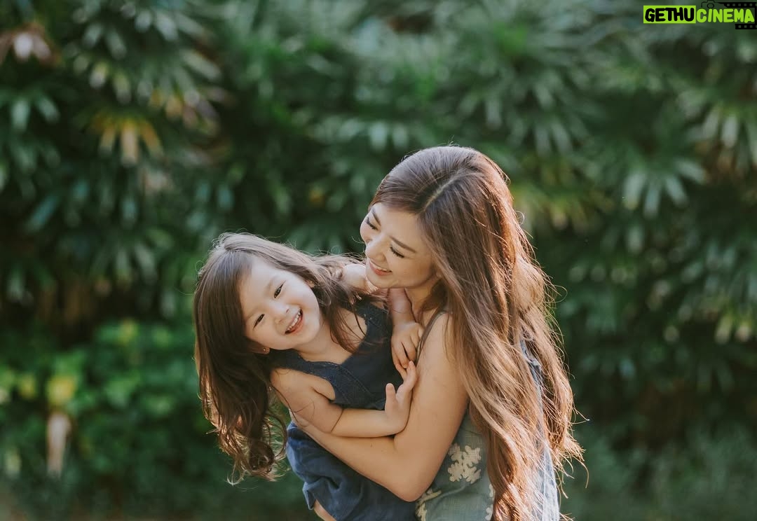Franda - 54.3K Likes - Anak kecil ini suka banget nyempil di tengah2 mama papanya 🙊😌
.
Dan udah mulai posesiff 🤣 kalo liat mama papanya peluk2an, suka didorong2 sambil bilang “no hug no hug” 🤣😝
.
Kalo liat papanya cium mamanya, pasti ga terima, langsung buru2 dicium lagi aku, biar ga ada bekas papanya kali ya maksudnyaa 🤣🤣🤣 gemassshhh
.
📷 : @ilovebaliphotography
.
#SamuelFrandaVechia
#family #daughter