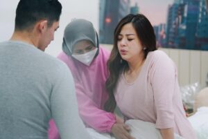 Franda Instagram - Dari hati yang paling dalam.. kami ingin mengucapkan terima kasih yang sebesar-besarnya kepada seluruh tim @lahirditembuni atas segala bantuan, pelayanan, dan perhatian yang kami terima selama proses kehamilan hingga persalinan kemarin..
Terima kasih dokter @ridwansude yang sudah membantu kami sejak kehamilan pertama, yg punya waktu buat pertanyaan2 kami & selalu punya jawaban yang menenangkan dan ga bikin panik bumil.. makasi ya dok.. pasti kangen deh sama obrolan2 ngalor ngidulnya suami & dokter yang bikin ketawa2 😆 Jadi, sampai ketemu di anak ketiga ga nih dok baiknya? 😂
Terima kasih juga yg tak terhingga buat bidan @alvindaprtv, bidan @rinaranchoo dan bidan @alginaharma yang dengan sabar mensupport, menemani, dan membantu selama proses persalinan kemarin.. 🥲❤️ sehat2 selalu ya.. 🙏🏻
dan juga @dokter_natia atas bantuannya.. sampai ketemu waktu vaksinasi yaa dok ☺️
Dan ga lupa terima kasih tentunya buat tim @bukaan.moment.. mba Aya, mba Puput.. yang sebenernya udah janjian semenjak kehamilam pertama 🤭 thank you for capturing our precious & unforgettable moment ❤️
Kalian semua akan selalu menjadi bagian dari cerita keluarga kecil kami.. ❤️
Love,
Samuel - Franda - Vechia - Faleia
🤍🤍🤍🤍