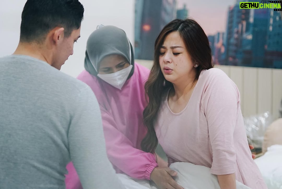 Franda - 50.1K Likes - Dari hati yang paling dalam.. kami ingin mengucapkan terima kasih yang sebesar-besarnya kepada seluruh tim @lahirditembuni atas segala bantuan, pelayanan, dan perhatian yang kami terima selama proses kehamilan hingga persalinan kemarin.. 

Terima kasih dokter @ridwansude yang sudah membantu kami sejak kehamilan pertama, yg punya waktu buat pertanyaan2 kami & selalu punya jawaban yang menenangkan dan ga bikin panik bumil.. makasi ya dok.. pasti kangen deh sama obrolan2 ngalor ngidulnya suami & dokter yang bikin ketawa2 😆 Jadi, sampai ketemu di anak ketiga ga nih dok baiknya? 😂

Terima kasih juga yg tak terhingga buat bidan @alvindaprtv, bidan @rinaranchoo dan bidan @alginaharma yang dengan sabar mensupport, menemani, dan membantu selama proses persalinan kemarin.. 🥲❤️ sehat2 selalu ya.. 🙏🏻
dan juga @dokter_natia atas bantuannya.. sampai ketemu waktu vaksinasi yaa dok ☺️

Dan ga lupa terima kasih tentunya buat tim @bukaan.moment.. mba Aya, mba Puput.. yang sebenernya udah janjian semenjak kehamilam pertama 🤭 thank you for capturing our precious & unforgettable moment ❤️

Kalian semua akan selalu menjadi bagian dari cerita keluarga kecil kami.. ❤️

Love,
Samuel - Franda - Vechia - Faleia
🤍🤍🤍🤍