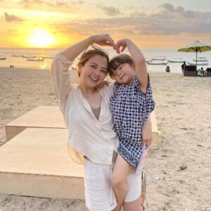 Franda Instagram - Disuruh kakak Vechia foto gaya gini.. okelaahh nak.. 😆🫶🏻