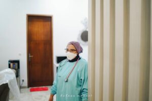 Franda Instagram - Dari hati yang paling dalam.. kami ingin mengucapkan terima kasih yang sebesar-besarnya kepada seluruh tim @lahirditembuni atas segala bantuan, pelayanan, dan perhatian yang kami terima selama proses kehamilan hingga persalinan kemarin..
Terima kasih dokter @ridwansude yang sudah membantu kami sejak kehamilan pertama, yg punya waktu buat pertanyaan2 kami & selalu punya jawaban yang menenangkan dan ga bikin panik bumil.. makasi ya dok.. pasti kangen deh sama obrolan2 ngalor ngidulnya suami & dokter yang bikin ketawa2 😆 Jadi, sampai ketemu di anak ketiga ga nih dok baiknya? 😂
Terima kasih juga yg tak terhingga buat bidan @alvindaprtv, bidan @rinaranchoo dan bidan @alginaharma yang dengan sabar mensupport, menemani, dan membantu selama proses persalinan kemarin.. 🥲❤️ sehat2 selalu ya.. 🙏🏻
dan juga @dokter_natia atas bantuannya.. sampai ketemu waktu vaksinasi yaa dok ☺️
Dan ga lupa terima kasih tentunya buat tim @bukaan.moment.. mba Aya, mba Puput.. yang sebenernya udah janjian semenjak kehamilam pertama 🤭 thank you for capturing our precious & unforgettable moment ❤️
Kalian semua akan selalu menjadi bagian dari cerita keluarga kecil kami.. ❤️
Love,
Samuel - Franda - Vechia - Faleia
🤍🤍🤍🤍