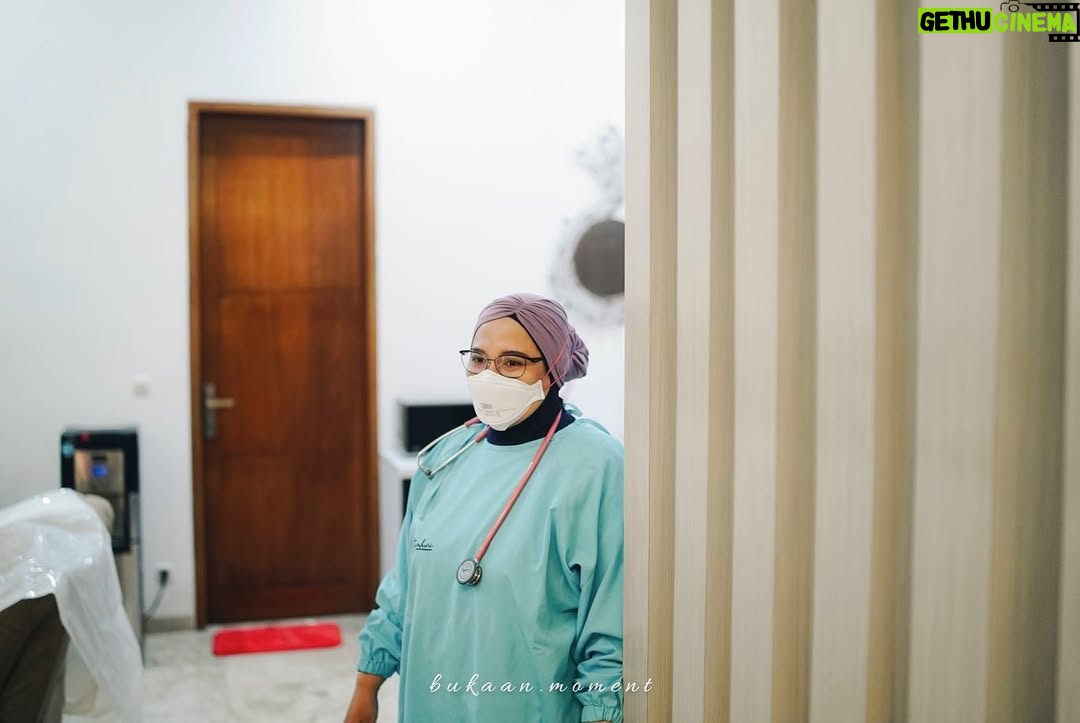 Franda - 50.1K Likes - Dari hati yang paling dalam.. kami ingin mengucapkan terima kasih yang sebesar-besarnya kepada seluruh tim @lahirditembuni atas segala bantuan, pelayanan, dan perhatian yang kami terima selama proses kehamilan hingga persalinan kemarin.. 

Terima kasih dokter @ridwansude yang sudah membantu kami sejak kehamilan pertama, yg punya waktu buat pertanyaan2 kami & selalu punya jawaban yang menenangkan dan ga bikin panik bumil.. makasi ya dok.. pasti kangen deh sama obrolan2 ngalor ngidulnya suami & dokter yang bikin ketawa2 😆 Jadi, sampai ketemu di anak ketiga ga nih dok baiknya? 😂

Terima kasih juga yg tak terhingga buat bidan @alvindaprtv, bidan @rinaranchoo dan bidan @alginaharma yang dengan sabar mensupport, menemani, dan membantu selama proses persalinan kemarin.. 🥲❤️ sehat2 selalu ya.. 🙏🏻
dan juga @dokter_natia atas bantuannya.. sampai ketemu waktu vaksinasi yaa dok ☺️

Dan ga lupa terima kasih tentunya buat tim @bukaan.moment.. mba Aya, mba Puput.. yang sebenernya udah janjian semenjak kehamilam pertama 🤭 thank you for capturing our precious & unforgettable moment ❤️

Kalian semua akan selalu menjadi bagian dari cerita keluarga kecil kami.. ❤️

Love,
Samuel - Franda - Vechia - Faleia
🤍🤍🤍🤍