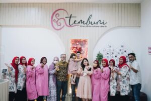 Franda Instagram - Dari hati yang paling dalam.. kami ingin mengucapkan terima kasih yang sebesar-besarnya kepada seluruh tim @lahirditembuni atas segala bantuan, pelayanan, dan perhatian yang kami terima selama proses kehamilan hingga persalinan kemarin..
Terima kasih dokter @ridwansude yang sudah membantu kami sejak kehamilan pertama, yg punya waktu buat pertanyaan2 kami & selalu punya jawaban yang menenangkan dan ga bikin panik bumil.. makasi ya dok.. pasti kangen deh sama obrolan2 ngalor ngidulnya suami & dokter yang bikin ketawa2 😆 Jadi, sampai ketemu di anak ketiga ga nih dok baiknya? 😂
Terima kasih juga yg tak terhingga buat bidan @alvindaprtv, bidan @rinaranchoo dan bidan @alginaharma yang dengan sabar mensupport, menemani, dan membantu selama proses persalinan kemarin.. 🥲❤️ sehat2 selalu ya.. 🙏🏻
dan juga @dokter_natia atas bantuannya.. sampai ketemu waktu vaksinasi yaa dok ☺️
Dan ga lupa terima kasih tentunya buat tim @bukaan.moment.. mba Aya, mba Puput.. yang sebenernya udah janjian semenjak kehamilam pertama 🤭 thank you for capturing our precious & unforgettable moment ❤️
Kalian semua akan selalu menjadi bagian dari cerita keluarga kecil kami.. ❤️
Love,
Samuel - Franda - Vechia - Faleia
🤍🤍🤍🤍