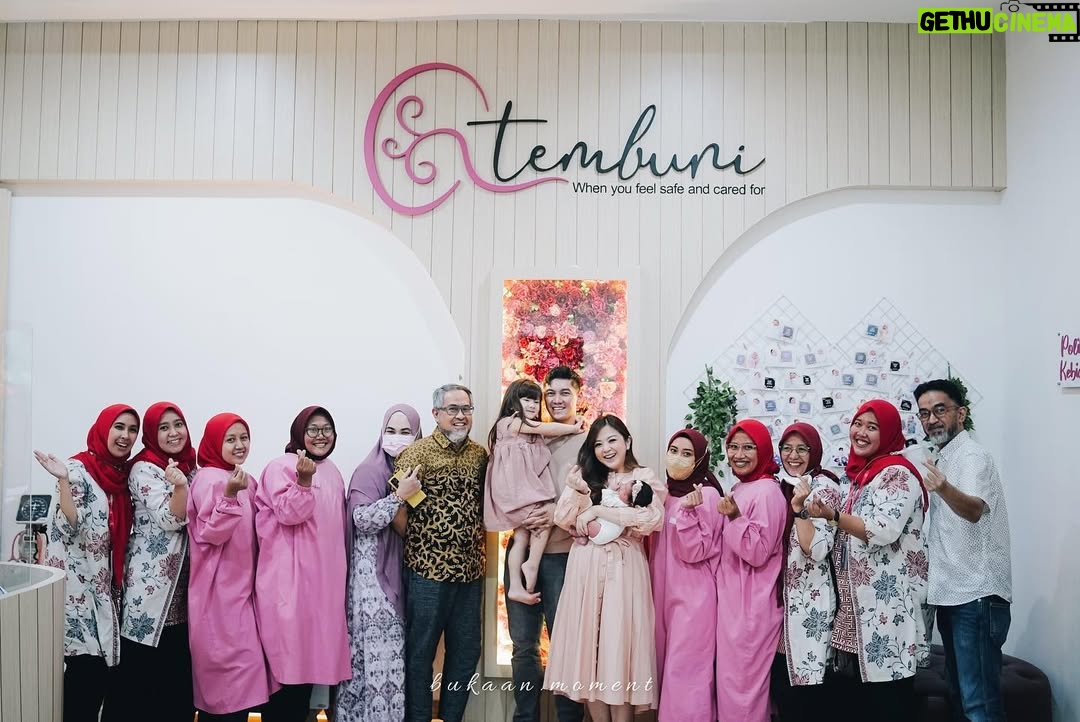 Franda - 50.1K Likes - Dari hati yang paling dalam.. kami ingin mengucapkan terima kasih yang sebesar-besarnya kepada seluruh tim @lahirditembuni atas segala bantuan, pelayanan, dan perhatian yang kami terima selama proses kehamilan hingga persalinan kemarin.. 

Terima kasih dokter @ridwansude yang sudah membantu kami sejak kehamilan pertama, yg punya waktu buat pertanyaan2 kami & selalu punya jawaban yang menenangkan dan ga bikin panik bumil.. makasi ya dok.. pasti kangen deh sama obrolan2 ngalor ngidulnya suami & dokter yang bikin ketawa2 😆 Jadi, sampai ketemu di anak ketiga ga nih dok baiknya? 😂

Terima kasih juga yg tak terhingga buat bidan @alvindaprtv, bidan @rinaranchoo dan bidan @alginaharma yang dengan sabar mensupport, menemani, dan membantu selama proses persalinan kemarin.. 🥲❤️ sehat2 selalu ya.. 🙏🏻
dan juga @dokter_natia atas bantuannya.. sampai ketemu waktu vaksinasi yaa dok ☺️

Dan ga lupa terima kasih tentunya buat tim @bukaan.moment.. mba Aya, mba Puput.. yang sebenernya udah janjian semenjak kehamilam pertama 🤭 thank you for capturing our precious & unforgettable moment ❤️

Kalian semua akan selalu menjadi bagian dari cerita keluarga kecil kami.. ❤️

Love,
Samuel - Franda - Vechia - Faleia
🤍🤍🤍🤍
