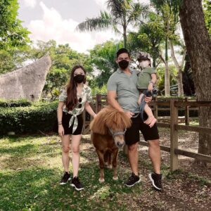 Franda Instagram - Had so much fun at @balizoo 🥳🎉
Ini kedua kalinya ke Balizoo dan ga pernah bosen 🤩 Apalagi ada yg baru di Balizoo yaitu area Savannah, suasananya Afrika gituu.. kita bisa liat plus kasih makan African Lion-nya Balizoo yang gagah & terlihat sehat bangettt 🦁
.
Yang punya anak wajib sih kesini.. tempatnya nice & kids friendly banget.. anak2 pasti suka deh! 🎉
.
@balizoo
#explorebalizoo #balizoo #bali
#SamuelFrandaVechia