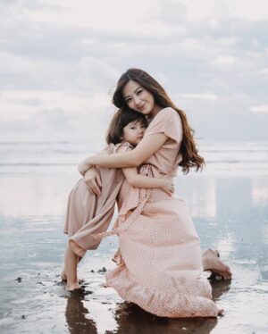 Franda Instagram - Perjalanan ke Bali beberapa waktu lalu, selain karena ada beberapa hal yang harus diurusin di sana.. ternyata adalah hadiah dari Tuhan buat Vechia (yang emang terus2an bilang mau ke Bali, mau main di pantai) dan mamanya.. untuk kita bisa punya quality time berdua sebelum bentar lagi ada adeknya Vechia 🥲❤️
Selama di Bali juga berasaa banget makin makin sayang sama Vechia, yg kaya kapasitas hatiku diperbesar lagi to love her more.. and really what matters most is her happiness.. ❤️🥲
Ah malah jadi mellow.. mungkin syndrome mau punya anak ke-2 yaaa.. huhu
Mama loves you Vechia.. my first born 💕
.
📷 : @mariojreynaldi
.
#momanddaughter
#motherhood