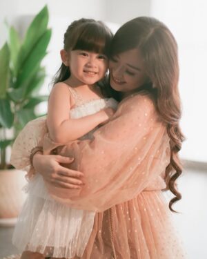 Franda Instagram - Si kakak yang udah bisa diajak kerja sama buat jaga rahasia 😜
Jadi ceritanya Kita berdua udah tau gender adeknya Vechia, tp papa Muel belom.. katanya mau surprise.. jd aku udah bilang, jangan bilang2 papa yaa adeknya cewe atau cowo..
Tapi tadi papanya iseng2 nanya dengan pertanyaan menjebak ke Vechia 😌
👨🏻 : “Vechia, adeknya ganteng apa cantik sih?”
👧🏻 : (diem.. mikir sejenak.. terus jawab) “Kan ga boleh bilang ke papa” 😜🤣
Hehehhehehe.. good jobbb!
It’s a secret ya Vechia! 😆👍🏻
.
📷 : @gail.family @gidwinata