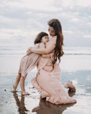 Franda Instagram - Perjalanan ke Bali beberapa waktu lalu, selain karena ada beberapa hal yang harus diurusin di sana.. ternyata adalah hadiah dari Tuhan buat Vechia (yang emang terus2an bilang mau ke Bali, mau main di pantai) dan mamanya.. untuk kita bisa punya quality time berdua sebelum bentar lagi ada adeknya Vechia 🥲❤️
Selama di Bali juga berasaa banget makin makin sayang sama Vechia, yg kaya kapasitas hatiku diperbesar lagi to love her more.. and really what matters most is her happiness.. ❤️🥲
Ah malah jadi mellow.. mungkin syndrome mau punya anak ke-2 yaaa.. huhu
Mama loves you Vechia.. my first born 💕
.
📷 : @mariojreynaldi
.
#momanddaughter
#motherhood