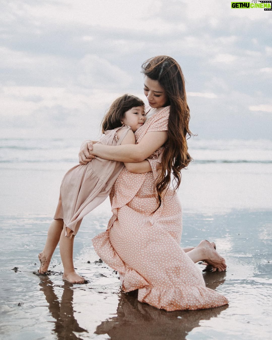 Franda - 46.1K Likes - Perjalanan ke Bali beberapa waktu lalu, selain karena ada beberapa hal yang harus diurusin di sana.. ternyata adalah hadiah dari Tuhan buat Vechia (yang emang terus2an bilang mau ke Bali, mau main di pantai) dan mamanya.. untuk kita bisa punya quality time berdua sebelum bentar lagi ada adeknya Vechia 🥲❤️

Selama di Bali juga berasaa banget makin makin sayang sama Vechia, yg kaya kapasitas hatiku diperbesar lagi to love her more.. and really what matters most is her happiness.. ❤️🥲
Ah malah jadi mellow.. mungkin syndrome mau punya anak ke-2 yaaa.. huhu
Mama loves you Vechia.. my first born 💕
.
📷 : @mariojreynaldi
.
#momanddaughter
#motherhood