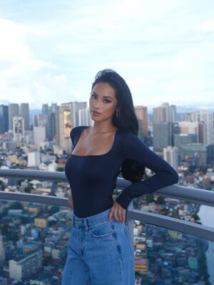 Franki Russell Instagram - 🩵 @FashionNova
🔎 Contour Double Lined Long Sleeve Square Neck Bodysuit - Navy
🔎 Petite Winona 90’s Wide Leg Jeans - Medium Blue Wash