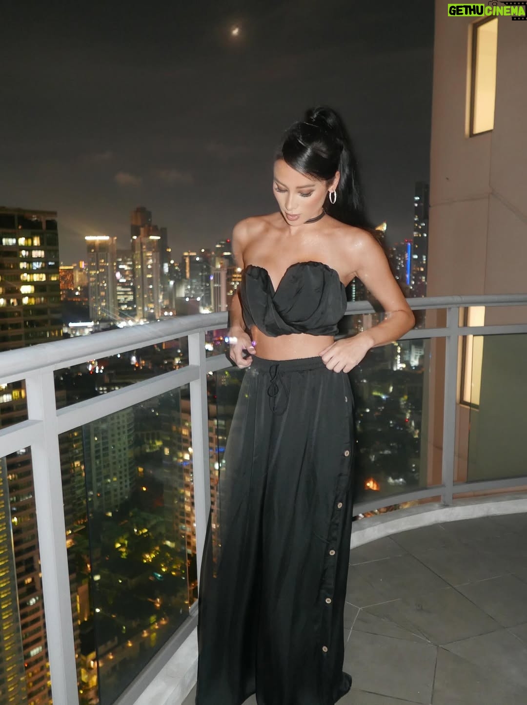 Franki Russell - 3 Likes - talking to the moon 🌙 @FashionNova

Eloise Satin Tube Top And Wide Leg Pant Set - Black