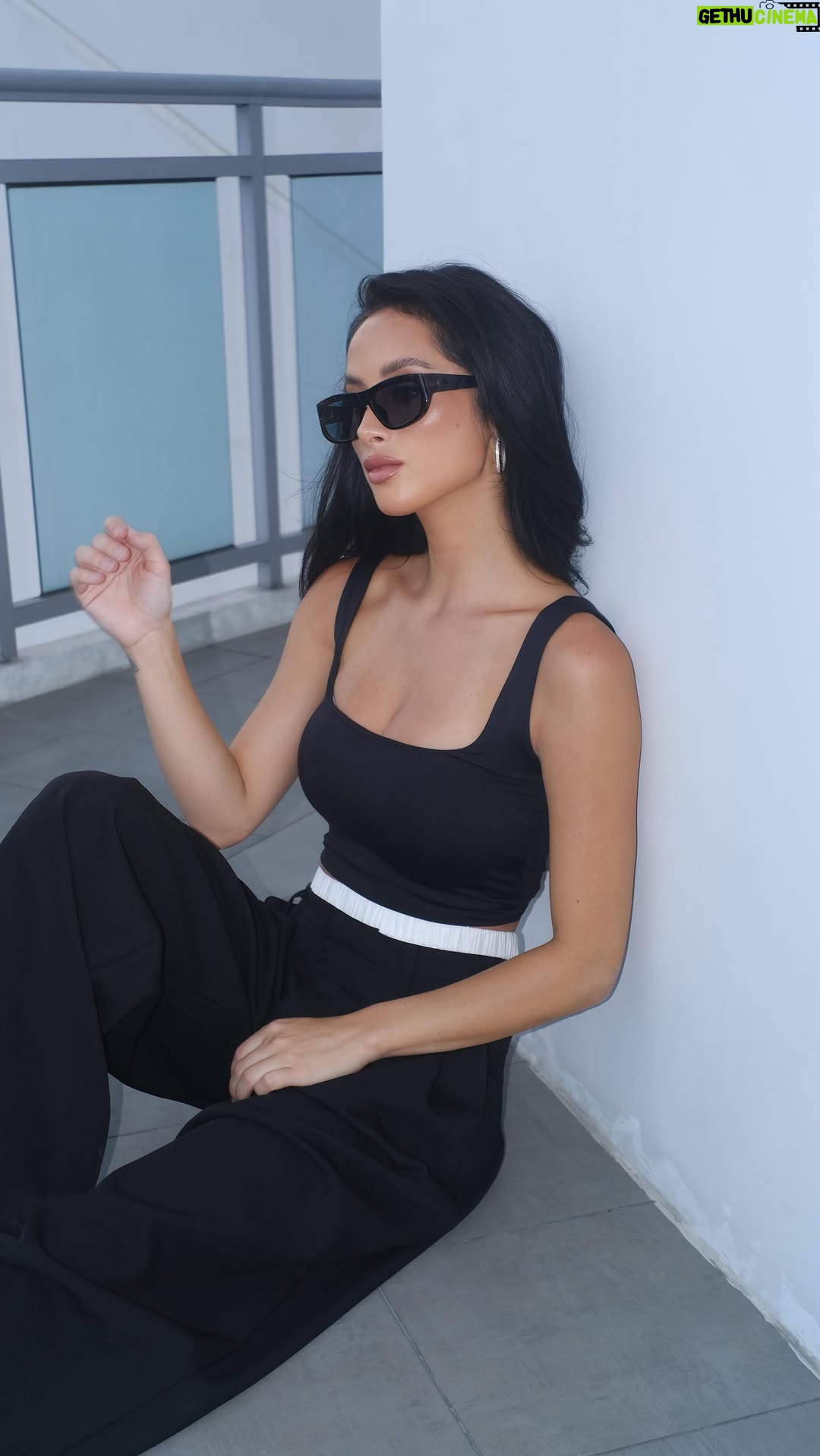 Franki Russell - 3 Likes - how’s the view? ☁️ @FashionNova

🔎 Contour Double Lined Square Neck Tank Top - Black
🔎 Setting Goals Double Waistband Trouser - Black