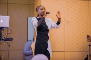 Frida Amani Instagram - Picha hii Ina maana kubwa kwangu na mabinti wengi wenye ndoto.Just wake up na kupambania ndoto yako,hatukuwahi kuwaza kuwa na Rais mwanamke, lakini pia rap Kwa wanawake ilikuwa kitu kigumu sana kupokelewa, mabinti kucheza mpira ilikuwa ngumu ila guess what??
Kwenye picha ni Rais wa jamhuri ya Muungano wa Tanzania @samia_suluhu_hassan akiteta nami,madam president wa rap.
Girls, everything is possible, Pongezi zangu za dhati kabisa kwa Serengeti girls @serengetigirlstz
@wizara_sanaatz @mohamed_mchengerwa @dktabbasi …
SELF MADE TASTE BETTER.