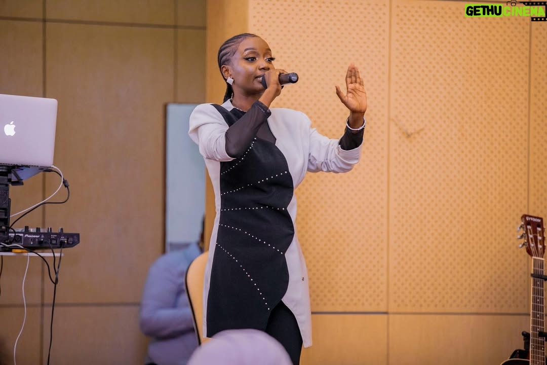Frida Amani - 15.2K Likes - Picha hii Ina maana kubwa kwangu na mabinti wengi wenye ndoto.Just wake up na kupambania ndoto yako,hatukuwahi kuwaza kuwa na Rais mwanamke, lakini pia rap  Kwa wanawake ilikuwa kitu kigumu sana kupokelewa, mabinti kucheza mpira ilikuwa ngumu ila guess what??
Kwenye picha ni Rais wa jamhuri ya Muungano wa Tanzania @samia_suluhu_hassan akiteta nami,madam president wa rap.
Girls, everything is possible, Pongezi zangu za dhati kabisa kwa Serengeti girls @serengetigirlstz 
@wizara_sanaatz @mohamed_mchengerwa @dktabbasi …

SELF MADE TASTE BETTER.